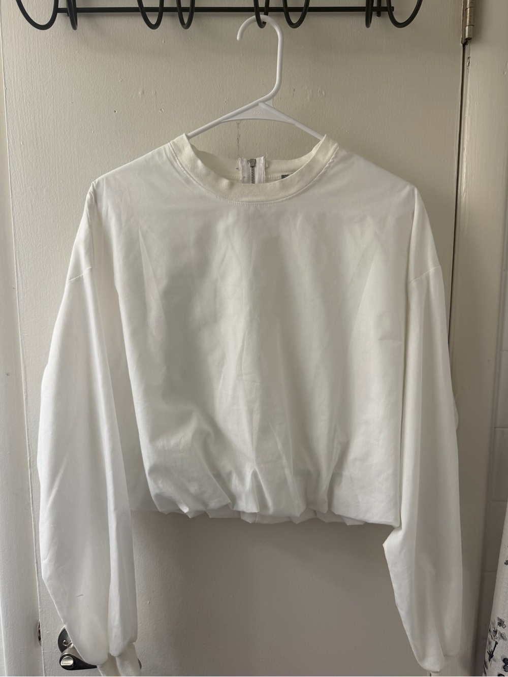 Women’s White Long-Sleeve Cropped Pullover